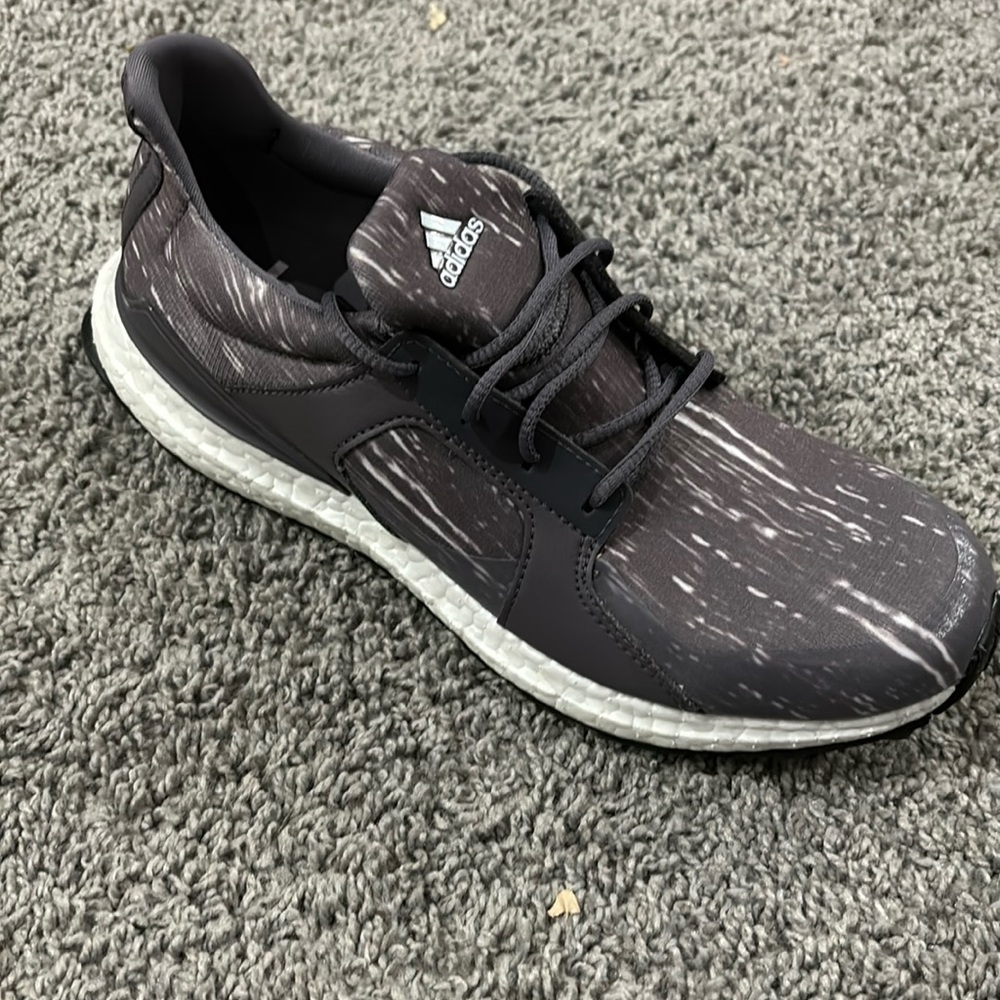 Woman’s climacross boost adidas golf shoe size US 7.5(BNWT)